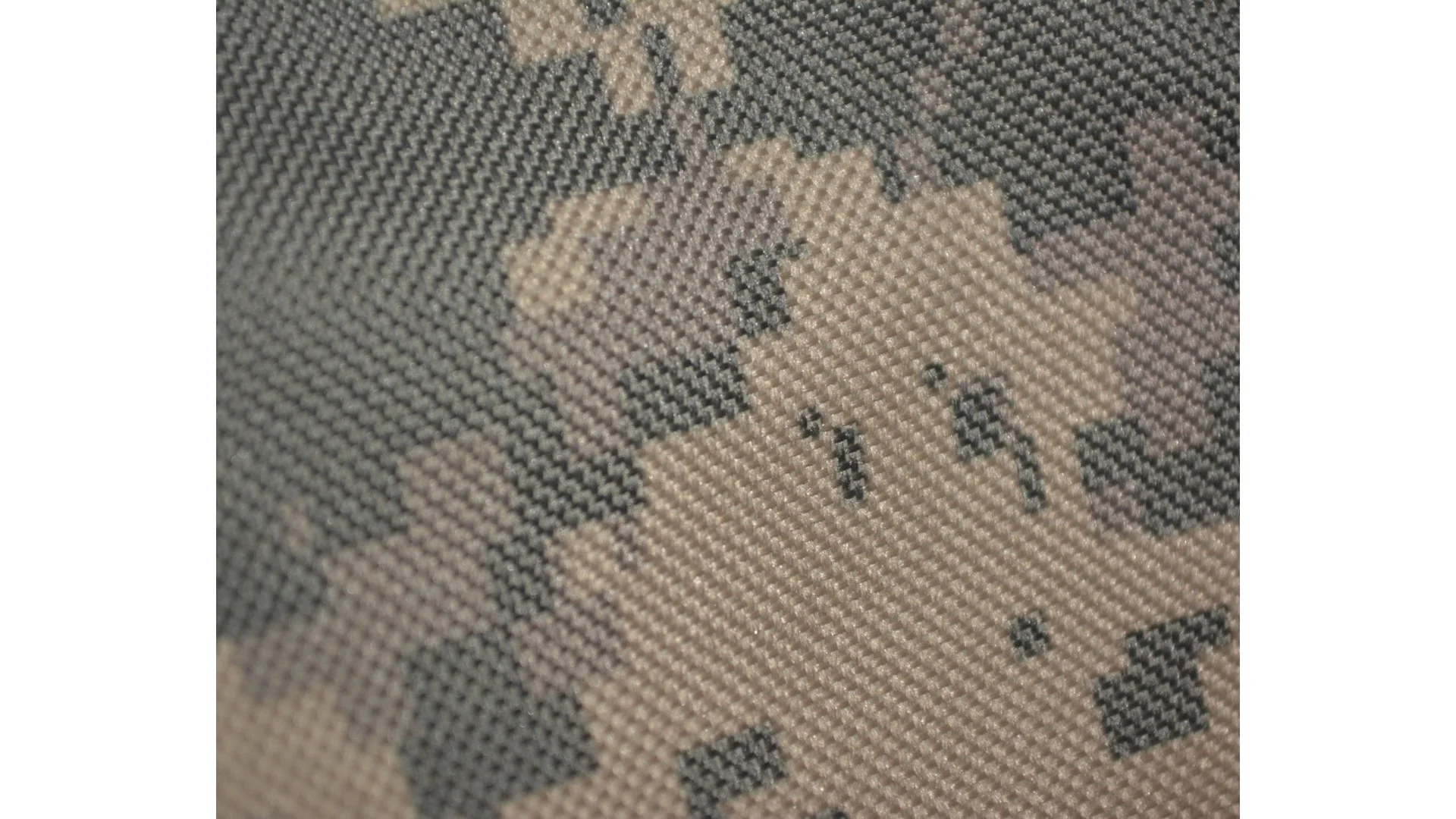 Eine Wissenschaftlerin und ein Wissenschaftler arbeiten hinter einer Glasfassade und mischen Chemikalien mit Großgeräten.