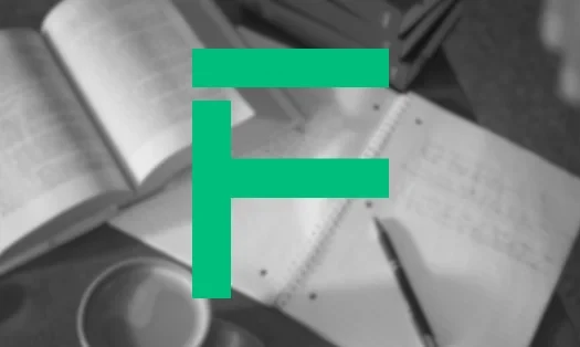 Eine Wissenschaftlerin und ein Wissenschaftler arbeiten hinter einer Glasfassade und mischen Chemikalien mit Großgeräten.